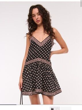 Abercrombie & Fitch V-Neck Flowy Mini Skort